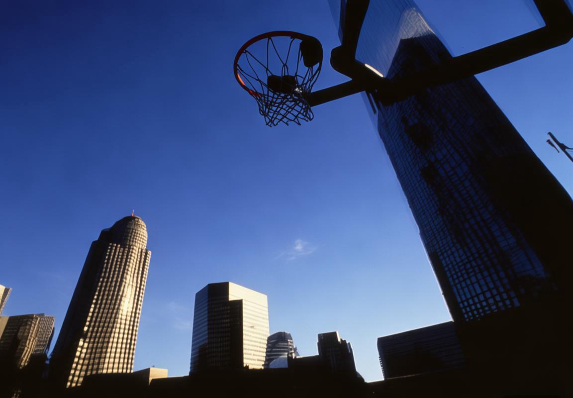 休斯顿火箭队33号球衣传承：从传奇摩西·马龙到流星德里克·奇维斯的背后故事